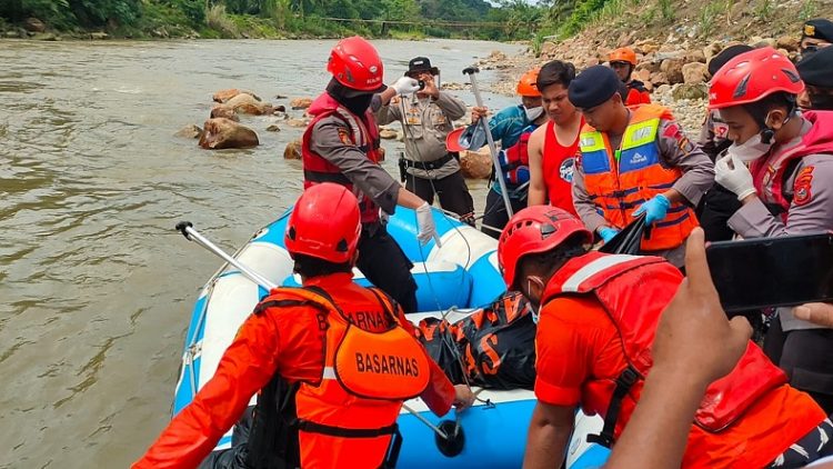Tim SAR gabungan saat mengevakuasi korban mobil masuk jurang di Pakpak Bharat. (Foto: istimewa)
