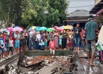 Warga berkerumun di rumah korban Fitriyani (19) di Belawan. Gadis yang dua bulan lagi akan menikah itu dibunuh di rumahnya. Foto/iNews TV/Yudha Bahar