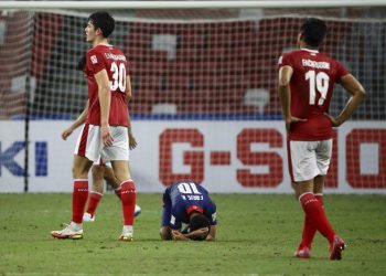 Pemain Singapura Faris Ramli gagal eksekusi penalti, media sosialnya diledek netizen Indonesia. (Foto: AP/Suhaimi Abdullah)