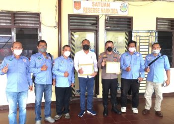 Foto bersama usai menyerahkan piagam penghargaan kepada Polres Pematangsiantar.