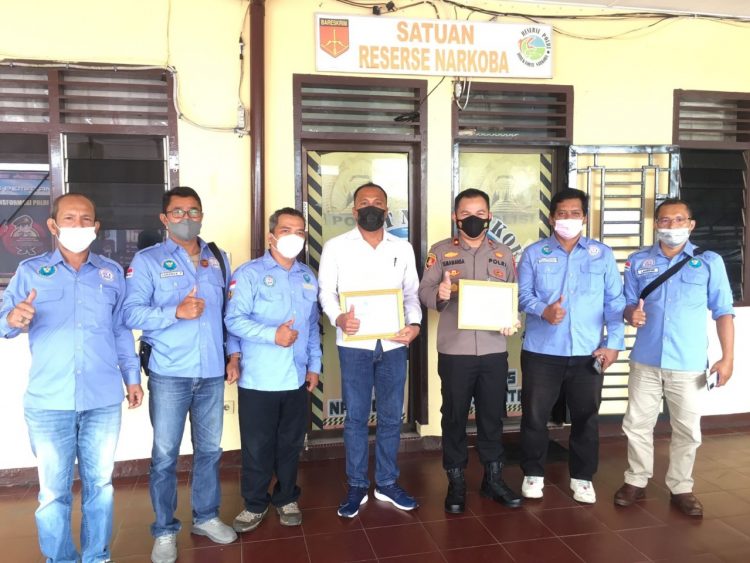 Foto bersama usai menyerahkan piagam penghargaan kepada Polres Pematangsiantar.