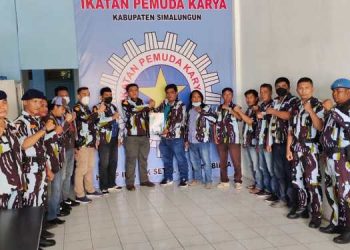 Foto bersama usai penyerahan SK defenitif PAC IPK Kecamatan Huta Bayu Raja.