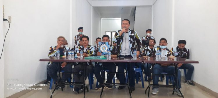 Ketua DPD IPK Kota Pematangsiantar, Andilo Evendi Siahaan, SHut MSi, didampingi Sekjen Agustinus Sitanggang, SE MM dan Bendahara yang diwakili Junedi Ginting, saat acara konfrensi pers, di Sekretariat DPD IPK Pematangsiantar, Jalan Gereja Pematangsiantar.