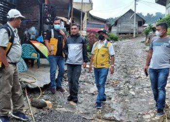 BPJN dan Wabup Tinjau Jalan Rusak di Karo. [Ist]