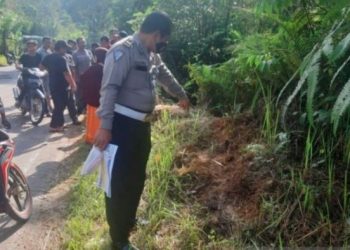 Petugas Satlantas Polres Subulussalam Aceh menunjukkan lokasi mobil Kijang Innova masuk jurang. (Foto: Antara)