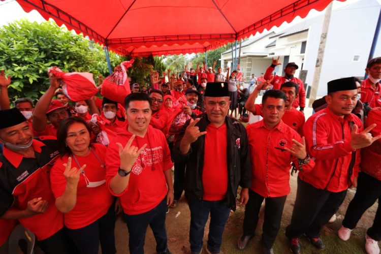 Foto bersama disela - sela kegiatan.