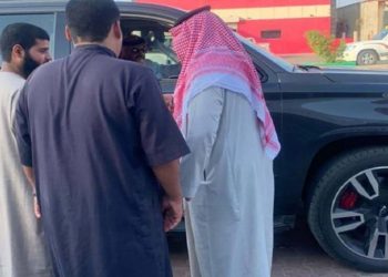 Pangeran Arab Saudi yang juga Gubernur Asir, Turki bin Talal, memberi hadiah mobil baru kepada pria yang kendaraannya mogok di jalan. Foto/via Gulf News