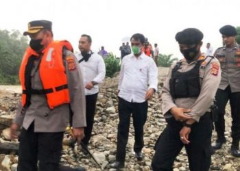 Kapolres Kota Subulussalam Aceh AKBP Qori Wicaksono saat di lokasi penemuan korban kecelakaan masuk jurang (Antara)