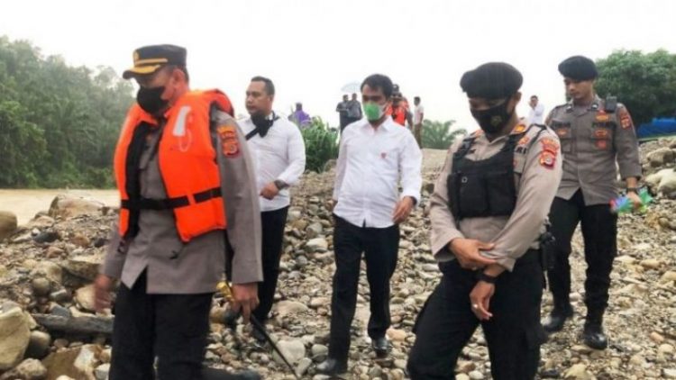 Kapolres Kota Subulussalam Aceh AKBP Qori Wicaksono saat di lokasi penemuan korban kecelakaan masuk jurang (Antara)