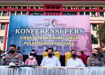 Konfrensi pers pelaku perdagangan TKW-TKI ilegal ke Malaysia. (Arfah/detikcom)