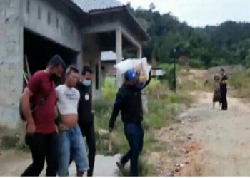 Tim PRC Polres Padangsidimpuan ketika menangkap salah seorang bandar. Footo SINDOnews