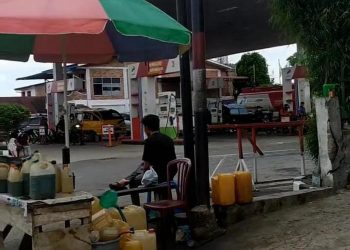 Foto: Screenshot Video Warga Jual Solar Eceran di Sebelah SPBU (istimewa)