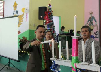 Plt Kepala Sekolah (Kasek) SMK Negeri 2 Pematangsiantar, Bintang Tumanggor SP.d, saat menyalakan lilin.