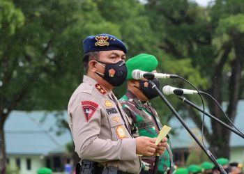 Kapolda Sumut, Irjen Pol. Drs. R. Z. Panca Putra S, M.Si, bersama Kapoksahli Pangdam I/BB, Brigjen TNI Junaedi S.A.P, pimpin upacara penutupan Pendidikan Terintegrasi Dikmaba TNI AD dan Diktukba Polri T.A. 2021, di Lapangan Jenderal Sudirman Rindam I/BB, Jumat (17/12/2021).