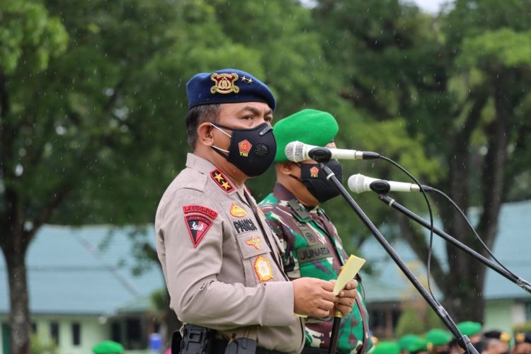 Kapolda Sumut, Irjen Pol. Drs. R. Z. Panca Putra S, M.Si, bersama Kapoksahli Pangdam I/BB, Brigjen TNI Junaedi S.A.P, pimpin upacara penutupan Pendidikan Terintegrasi Dikmaba TNI AD dan Diktukba Polri T.A. 2021, di Lapangan Jenderal Sudirman Rindam I/BB, Jumat (17/12/2021).