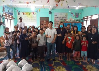 Foto bersama disela - sela kegiatan.