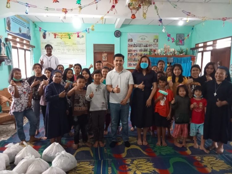 Foto bersama disela - sela kegiatan.