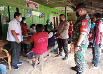 Kapolsek Dolok Silau, AKP G.K Manurung memantau pelaksanaan vaksinasi di Nagori Panribuan, Kecamatan Dolok Silau, Kabupaten Simalungun, Jumat (10/12/2021) pagi tadi, pukul 09.00 WIB.