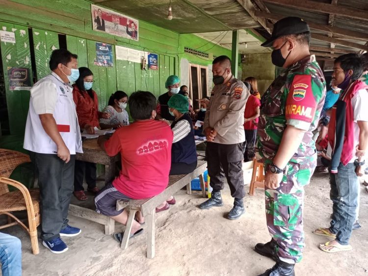 Kapolsek Dolok Silau, AKP G.K Manurung memantau pelaksanaan vaksinasi di Nagori Panribuan, Kecamatan Dolok Silau, Kabupaten Simalungun, Jumat (10/12/2021) pagi tadi, pukul 09.00 WIB.