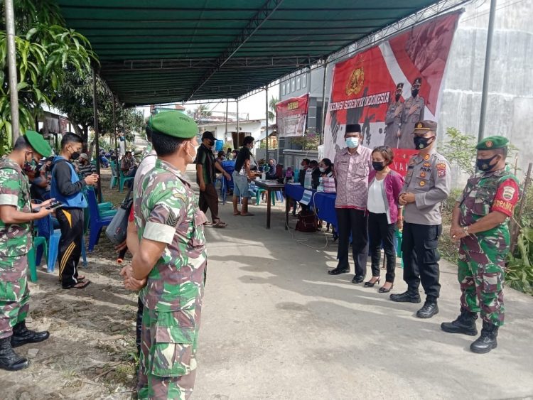 Kapolsek Bangun tinjau vaksinasi massal dosis 1 di Naori Siantar Estate.