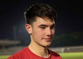 Bek tengah tim nasional Indonesia Elkan Baggott memberikan keterangan kepada pewarta usai berlatih di Stadion Madya Gelora Bung Karno, Jakarta, Rabu (10/11/2021). Elkan menyampaikan beberapa hal terkait pengalamannya memperkuat skuad berjuluk "Garuda". [ANTARA/Michael Siahaan]
