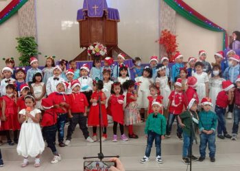Anak – anak saat mengisi acara Perayaan Natal keluarga besar Yayasan Perguruan Kristen Gloria Anak Bangsa Pematangsiantar, di Gereja HKBP Siantar Kota, Jalan Asahan Pematangsiantar, Sabtu (11/12/2021) pagi.