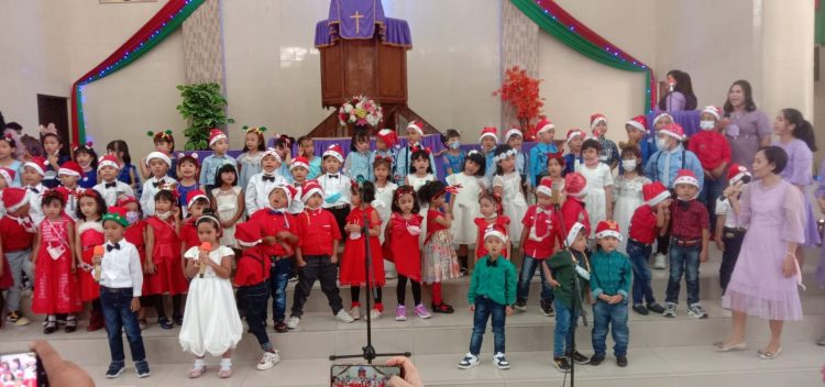 Anak – anak saat mengisi acara Perayaan Natal keluarga besar Yayasan Perguruan Kristen Gloria Anak Bangsa Pematangsiantar, di Gereja HKBP Siantar Kota, Jalan Asahan Pematangsiantar, Sabtu (11/12/2021) pagi.