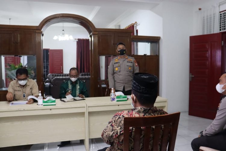 AKBP Nicolas Dedy Arifianto SH, SIK, MH, memimpin rapat koordinasi (Rakor) Operasi Lilin Toba tahun 2021, di rumah dinas (Rumdis) Wakil Bupati (Wabup) Simalungun, di Jalan Suri-suri, Kecamatan Siantar, Rabu (22/12/2021) malam lalu, sekira pukul 19.30 WIB.