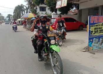 Personel  Bhabinkamtibmas Polres Simalungun bersama dengan Babinsa Kodim 0207/Simalungun menyampaikan himbauan malam pergantian tahun dengan berboncengan menggunakan sepeda motor.