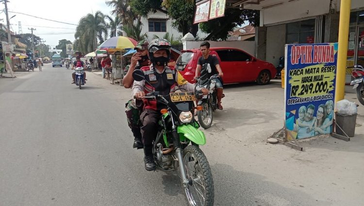 Personel  Bhabinkamtibmas Polres Simalungun bersama dengan Babinsa Kodim 0207/Simalungun menyampaikan himbauan malam pergantian tahun dengan berboncengan menggunakan sepeda motor.