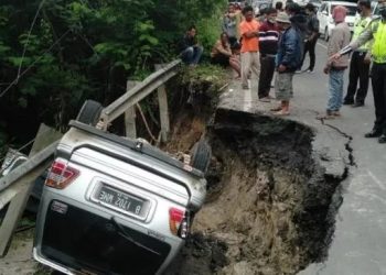 Mobil terbalik di Jalinsum di Toba, Sumatera Utara. [Dok.Istimewa]
