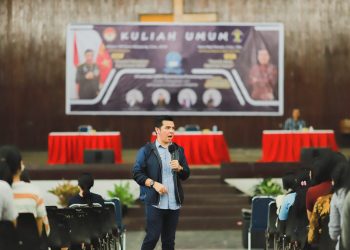 Bane Raja Manalu, saat memberikan kuliah umum untuk memotivasi mahasiswa Universitas HKBP Nommensen, di Pematangsiantar, Sumatera Utara, Jumat (10/12/2021). Dalam kesempatan itu, Bane berbicara tentang “Pemuda, Bisnis Digital, dan Hukum”.