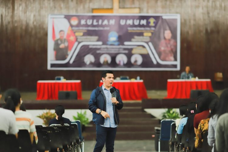 Bane Raja Manalu, saat memberikan kuliah umum untuk memotivasi mahasiswa Universitas HKBP Nommensen, di Pematangsiantar, Sumatera Utara, Jumat (10/12/2021). Dalam kesempatan itu, Bane berbicara tentang “Pemuda, Bisnis Digital, dan Hukum”.