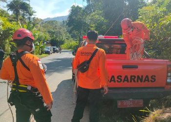 Tim Sar gabungan saat melakukan persiapan pencarian enam orang penumpang mobil Avanza yang hilang. (Foto: istimewa)