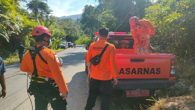 Tim Sar gabungan saat melakukan persiapan pencarian enam orang penumpang mobil Avanza yang hilang. (Foto: istimewa)