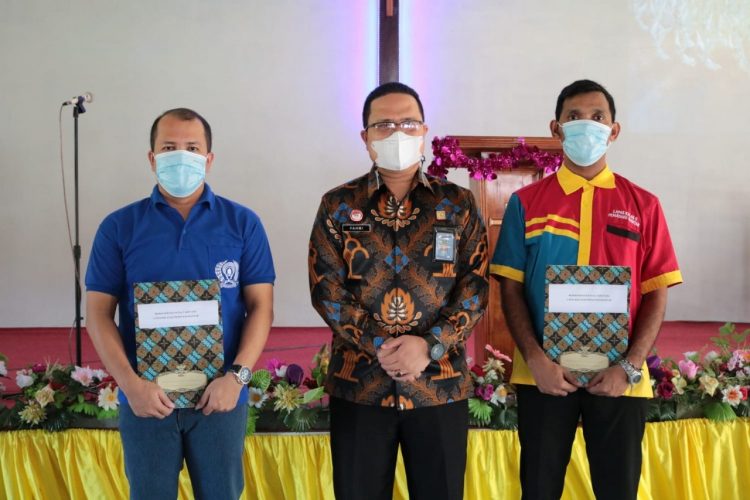 Kasi Binadik Lapas Kelas IIA Pematangsiantar, Auliya Zulfahmi, memimpin pelaksanaan pemberian remisi khusus Natal bagi WBP yang beragama Nasrani, di Lapas Pematangsiantar Kanwil Kemenkumham Sumatera Utara Tahun 2021, Sabtu (25/12/2021).