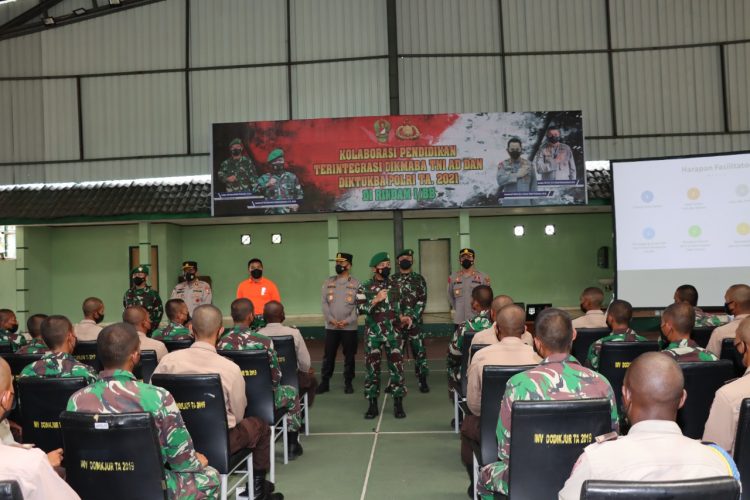 Pembukaan kolaborasi pendidikan terintegrasi Dikmaba TNI AD dan Diktuba Polri 2021 yang dibuka Widyaiswara Madya Sespim Lemdiklat Polri, Brigjen Pol Mardiono S.I.K, M.Si dan Kodiklat AD,  Kolonel Arh Sonny Septiono SE, Senin (13/12/2021) pagi tadi,  pukul 09.00 WIB, di Lapangan Jenderal Sudirman Rindam I/BB, Jl. Arga Sari Setia Negara, Siantar Sitalasari, Kota Pematangsiantar.