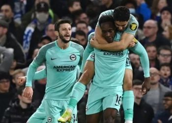 Penyerang Brighton & Hove Albion Danny Welbeck (bawah) diselamati rekan-rekannya seusai mencetak gol ke gawang Chelsea dalam laga lanjutan Liga Inggris antara Chelsea vs Brighton di Stadion Stamford Bridge, London, Inggris, Rabu (29/12/2021) waktu setempat. [AFP]