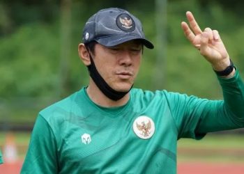 Pelatih Timnas Indonesia, Shin Tae-yong saat memimpin anak asuhannya berlatih di di Stadion Bukit Gombak, Jumat (3/12/2021) (dok. PSSI)