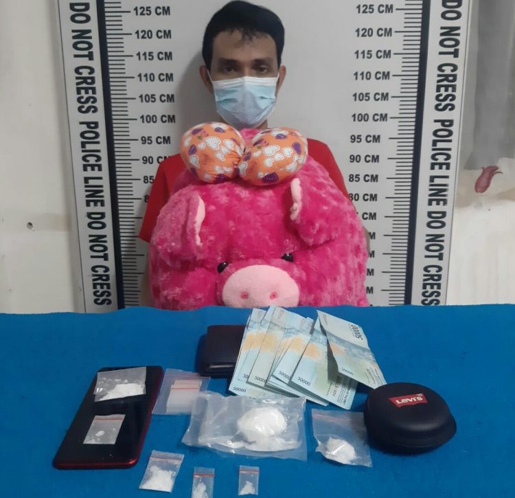 Foto pelaku dan barang bukti saat di kantor Polisi.