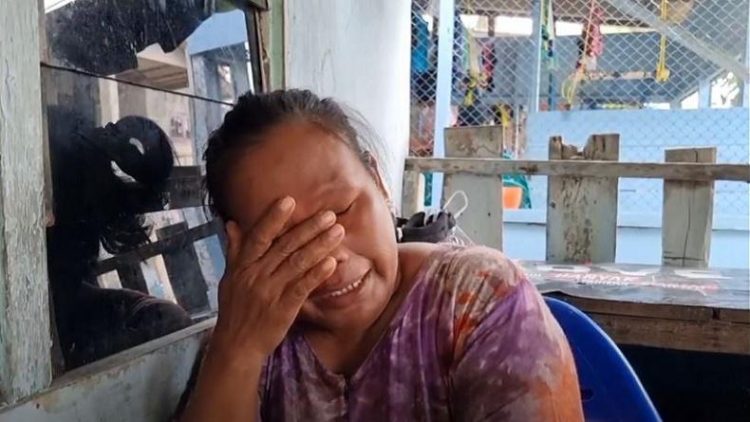Calon mertua korban pembunuhan di Medan menangis saat menceritakan sosok Fitriani yang sudah dianggap sebagai anaknya sendiri. (Foto: iNews/Yudha Bahar)