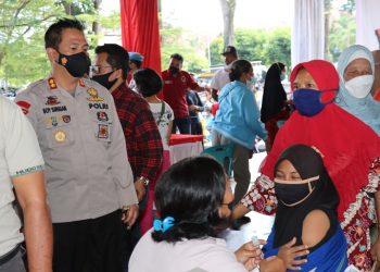 Kapolres Pematangsiantar, AKBP Boy Sutan Binanga Siregar S.I.K meninjau langsung kegiatan vaksinasi.