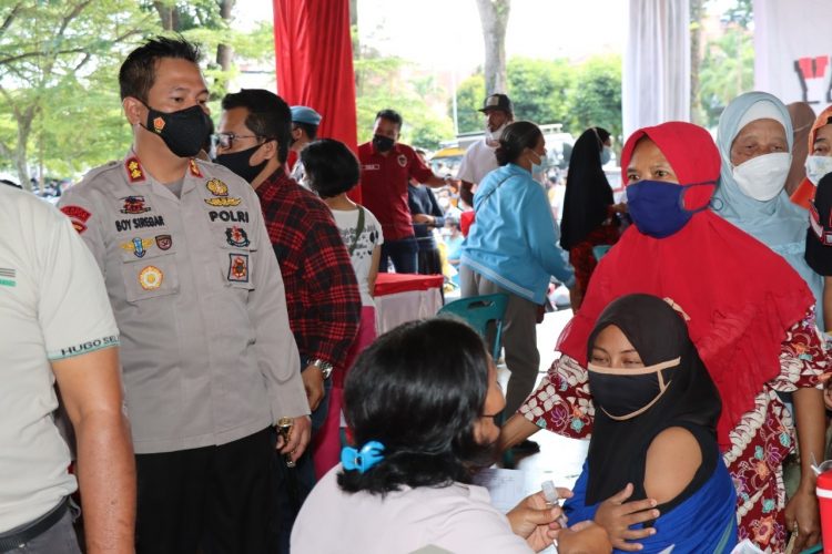 Kapolres Pematangsiantar, AKBP Boy Sutan Binanga Siregar S.I.K meninjau langsung kegiatan vaksinasi.