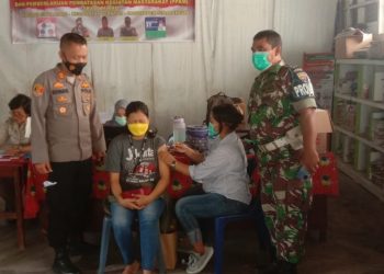 Kapolsek Bangun, AKP L.S Gultom SH, monitoring pelaksanaan vaksinasi tahap 1 dan 2, di Kantor Pangulu Nagori Karang Bangun, Kecamatan Siantar, Kabupaten Simalungun, Kamis (9/12/2021) pagi lalu, pukul 09.00 WIB.