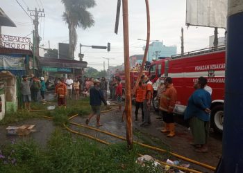 Petugas pemadam kebakaran saat di lokasi.