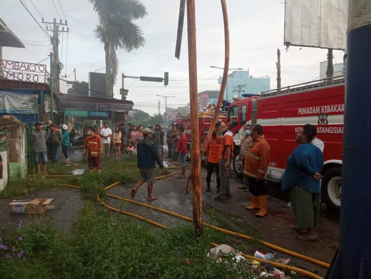 Petugas pemadam kebakaran saat di lokasi.