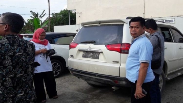 Mobil Mitshubisi Pajero Sport BK 1392 PK yang dibobol OTK dan kehilangan uang kontan Rp 240 Juta, Kamis (23/12/2021). (Foto: Antara)