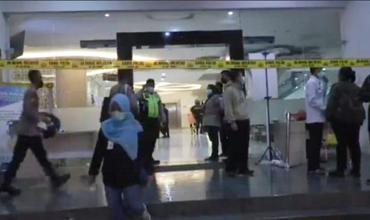 Suasana RSUP Dr Kariadi Semarang di saat Gedung Kasuari MRI terbakar, Kamis (30/12/2021) malam. (iNews/Kristadi)