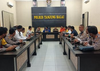 Dir Polair Polda Sumut mengadakan rapat terpadu yang dihadiri Kapolres Tanjungbalai, Danlanal, pihak Basarnas, dan Imigrasi, di Mapolres Tanjungbalai, pada Senin malam  (27/12/2021), lalu.