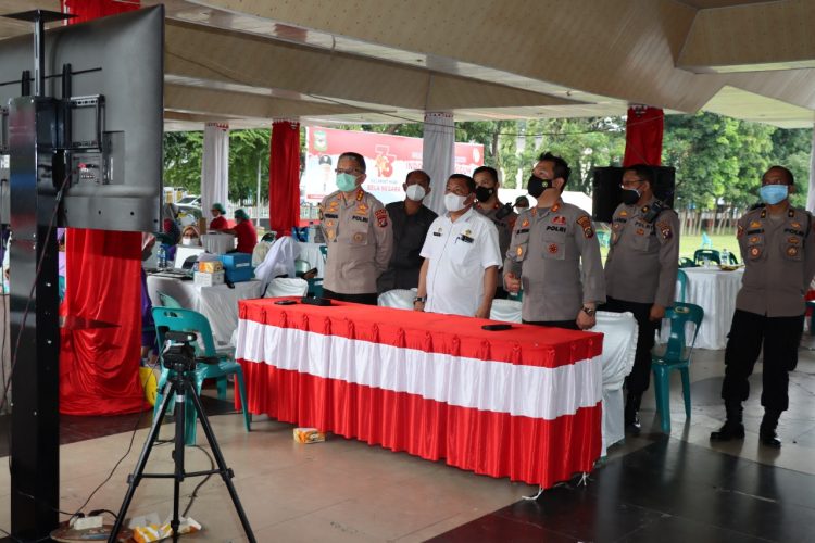 Kapolres Pematangsiantar, AKBP Boy Sutan Binanga Siregar S.I.K, mendampingi Dir Pam Obvit Polda Sumatera Utara (Sumut), Kombes Pol Perdinan Pasaribu, SH, MH, S.IK, selaku Pamatwil, saat meninjau pelaksanaan vaksinasi massal yang digelar serentak di seluruh Indonesia, di Lapangan H Adam Malik Kota Pematangsiantar, Rabu (15/12/2021) pagi tadi, pukul 08.00 WIB.
